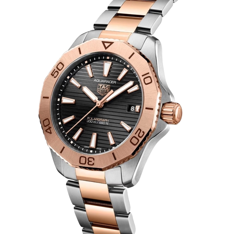 TAG Heuer Aquaracer GMT 時計 Tag Heuer's New Aquaracer GMT Is A Luxurious Take On The Tool